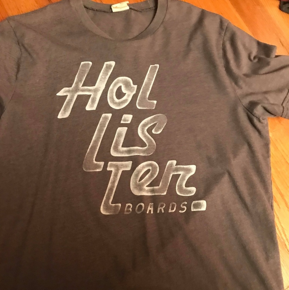 Hollister tee